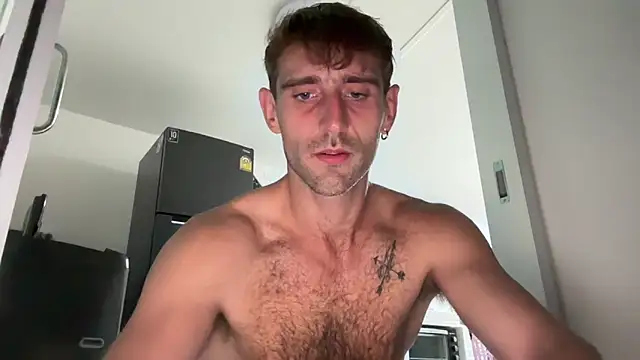 Snapshot of lukegunn chatting on January 28, 10:45 pm lukegunn online show from January 28, 10:45 pm