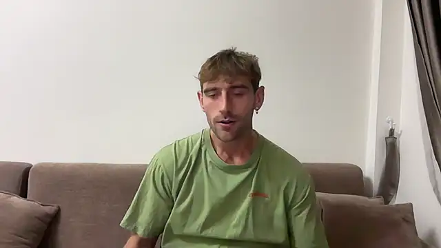 Snapshot of lukegunn chatting on February 1, 1:55 am lukegunn online show from February 1, 1:55 am