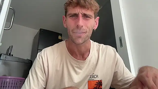 Snapshot of lukegunn chatting on February 19, 6:55 am lukegunn online show from February 19, 6:55 am