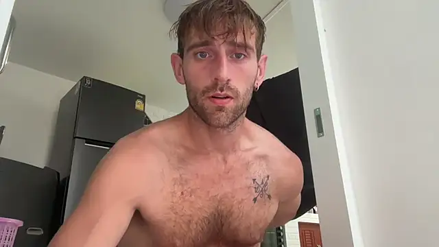 Snapshot of lukegunn chatting on March 3, 11:35 pm lukegunn online show from March 3, 11:35 pm