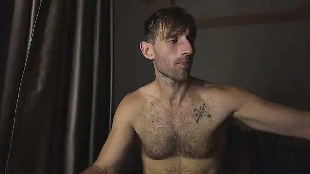 Snapshot of lukegunn chatting on September 11, 2:22 am lukegunn online show from September 11, 2:22 am