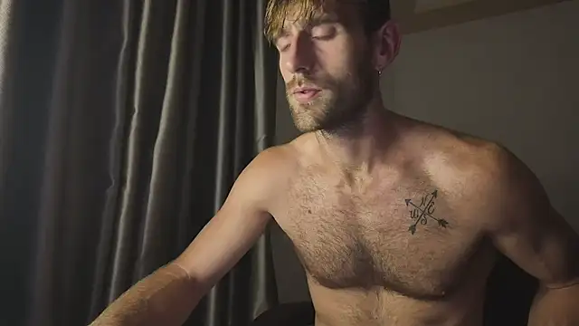 Snapshot of lukegunn chatting on September 13, 11:04 pm lukegunn online show from September 13, 11:04 pm