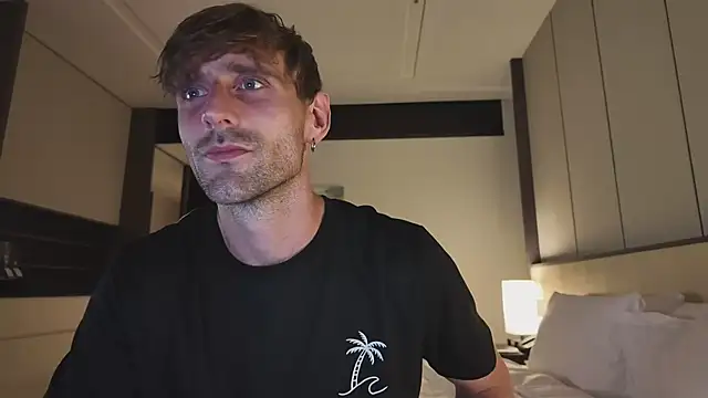 Snapshot of lukegunn chatting on October 9, 12:47 pm lukegunn online show from October 9, 12:47 pm