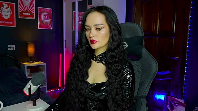 Snapshot of QueenAliss chatting on October 8, 4:10 am QueenAliss online show from October 8, 4:10 am