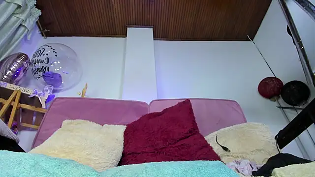 Snapshot of emely_exotic chatting on January 17, 12:59 am emely exotic online show from January 17, 12:59 am