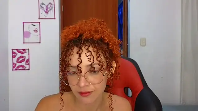 Snapshot of SexyLeilaa chatting on November 5, 1:05 am SexyLeilaa online show from November 5, 1:05 am