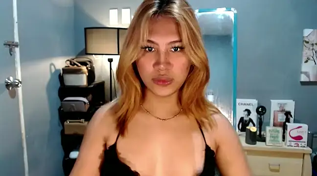 Snapshot of luxxy_grand chatting on December 15, 7:21 pm luxxy grand online show from December 15, 7:21 pm