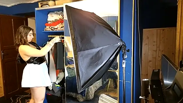 Snapshot of VanessaDoyle chatting on February 11, 6:30 am VanessaDoyle online show from February 11, 6:30 am