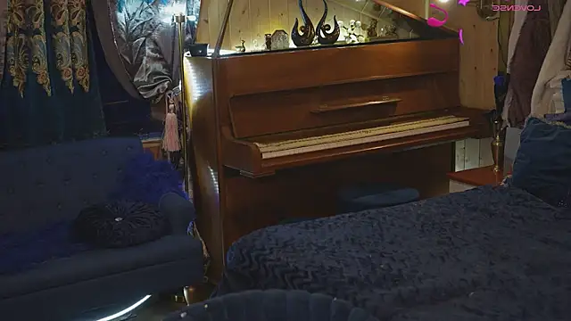 Snapshot of VanessaDoyle chatting on February 2, 7:23 pm VanessaDoyle online show from February 2, 7:23 pm