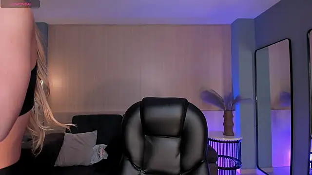 Snapshot of LexieWayne chatting on September 11, 8:20 pm LexieWayne online show from September 11, 8:20 pm