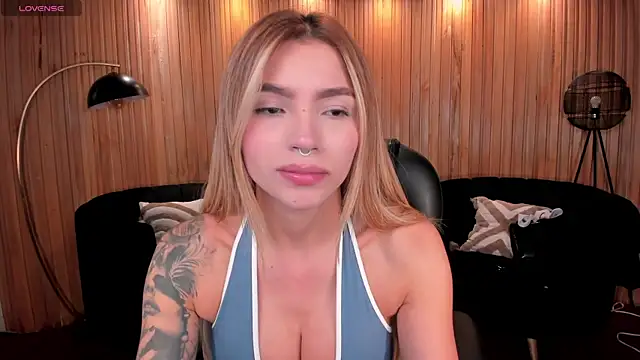 Snapshot of LexieWayne chatting on July 10, 6:54 pm LexieWayne online show from July 10, 6:54 pm
