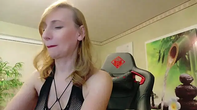 Snapshot of HotLana69 chatting on February 10, 6:24 pm HotLana69 online show from February 10, 6:24 pm