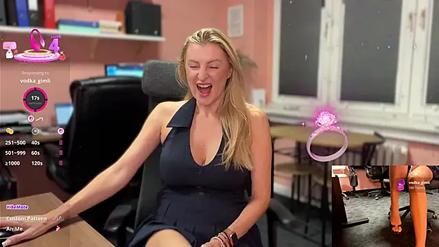 Snapshot of legsLONG chatting on December 19, 5:03 am legsLONG online show from December 19, 5:03 am