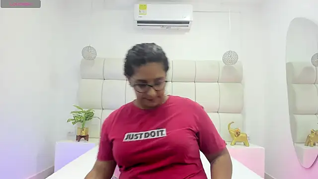 DanielleEvans  online show from November 4, 11:31 am