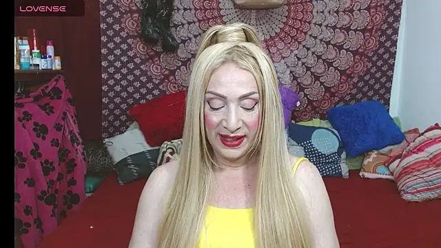 Snapshot of elena_evans chatting on November 22, 5:45 pm elena evans online show from November 22, 5:45 pm