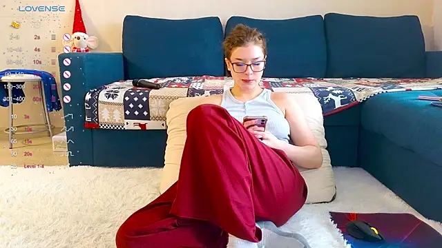 Snapshot of Love_plat1na chatting on January 20, 9:35 am Love plat1na online show from January 20, 9:35 am