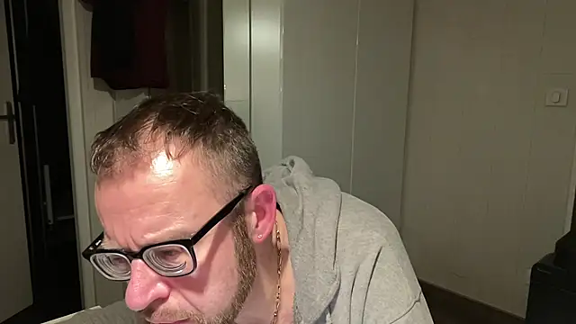 Snapshot of FABIOGLASSES chatting on December 21, 11:34 pm FABIOGLASSES online show from December 21, 11:34 pm