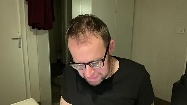 Snapshot of FABIOGLASSES chatting on January 3, 10:29 pm FABIOGLASSES online show from January 3, 10:29 pm