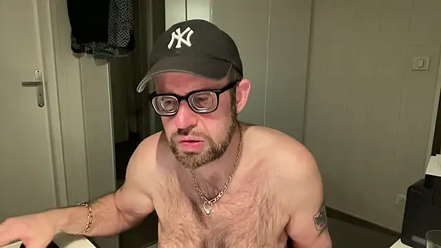 Snapshot of FABIOGLASSES chatting on March 13, 11:16 pm FABIOGLASSES online show from March 13, 11:16 pm