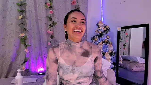aisha es online show from December 18, 2:32 am