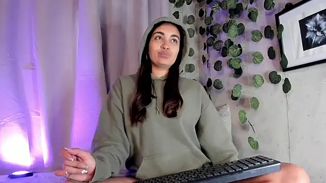 aisha es online show from March 18, 9:10 pm