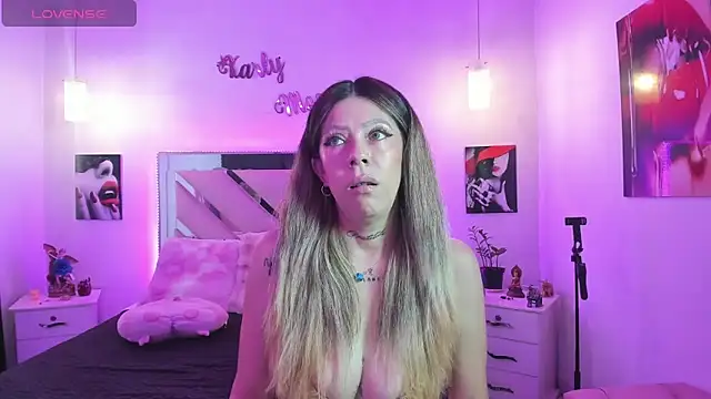 Snapshot of Karly_moon chatting on November 12, 8:19 pm Karly moon online show from November 12, 8:19 pm