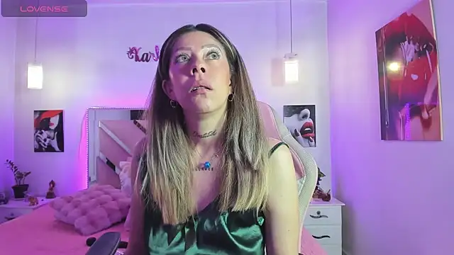 Snapshot of Karly_moon chatting on November 20, 5:18 am Karly moon online show from November 20, 5:18 am