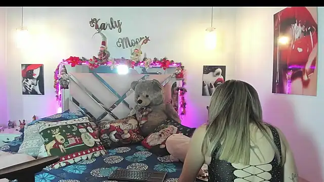 Snapshot of Karly_moon chatting on December 17, 10:16 pm Karly moon online show from December 17, 10:16 pm