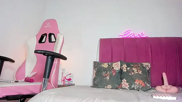 Valentinamolina  online show from June 26, 8:02 pm