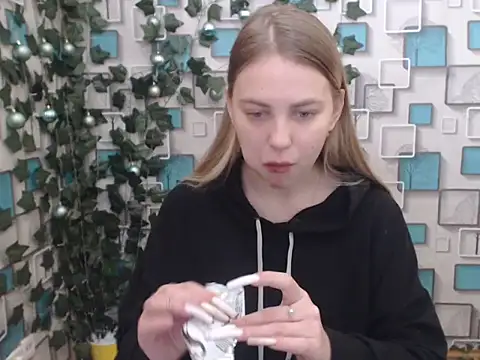 Snapshot of klerkarina chatting on January 6, 5:08 am klerkarina online show from January 6, 5:08 am