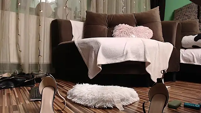 lovingfeetheels online show from October 13, 6:35 am