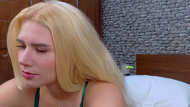 Snapshot of CuteBlondeMe chatting on December 5, 2:03 pm CuteBlondeMe online show from December 5, 2:03 pm