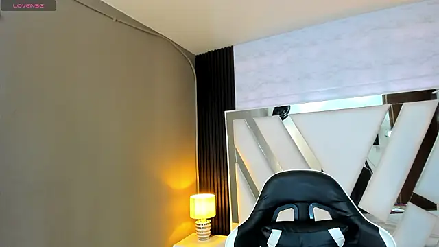 Linda4Petite online show from February 13, 6:15 pm