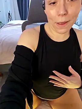 Snapshot of Ellie-L-Elizabeth chatting on March 6, 6:48 pm Ellie-L-Elizabeth online show from March 6, 6:48 pm