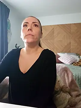 Ellie-L-Elizabeth online show from April 13, 6:35 pm