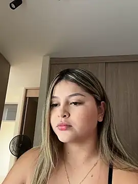 lunablossom  online show from February 10, 10:36 pm