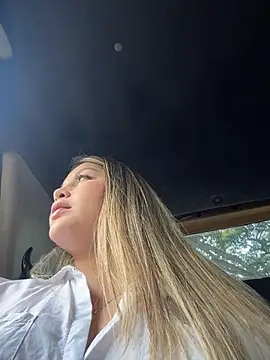 lunablossom  online show from February 21, 10:22 pm