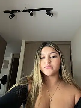 lunablossom  online show from February 22, 10:52 pm