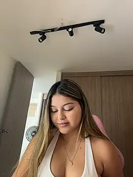 lunablossom  online show from March 18, 6:22 pm