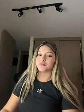 lunablossom  online show from June 28, 4:07 am