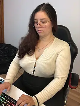 kayortiiz online show from April 12, 1:21 am