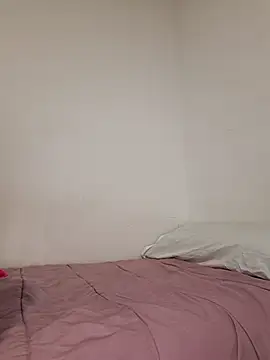 Snapshot of laura_dirtyhot chatting on December 17, 8:01 am laura dirtyhot online show from December 17, 8:01 am