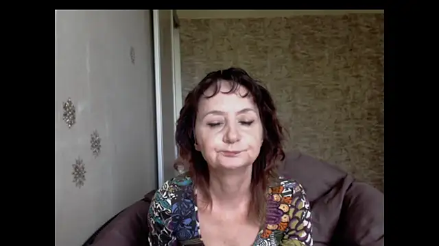 Snapshot of AnnieEltgant chatting on June 2, 7:32 am AnnieEltgant online show from June 2, 7:32 am