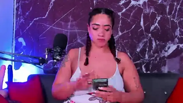 Snapshot of HannaMiills@xh chatting on February 3, 2:44 pm HannaMiillsxh online show from February 3, 2:44 pm