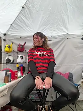 Snapshot of DaisyVibesss chatting on February 23, 1:10 pm DaisyVibesss online show from February 23, 1:10 pm