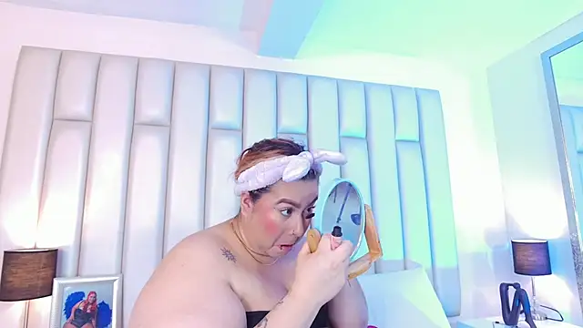 aandreaperez online show from February 19, 11:39 am