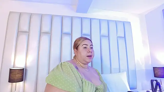 aandreaperez online show from March 30, 11:44 am