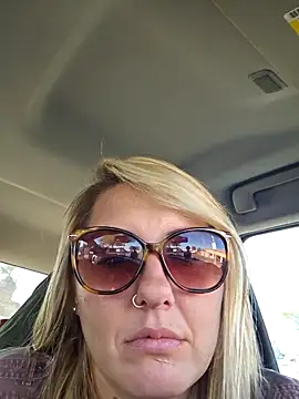 Snapshot of SheIsSomething chatting on January 23, 10:33 pm SheIsSomething online show from January 23, 10:33 pm