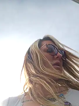 Snapshot of SheIsSomething chatting on January 31, 9:48 pm SheIsSomething online show from January 31, 9:48 pm