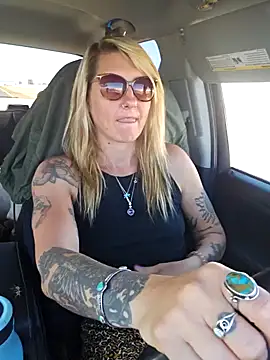 Snapshot of SheIsSomething chatting on February 6, 9:06 pm SheIsSomething online show from February 6, 9:06 pm